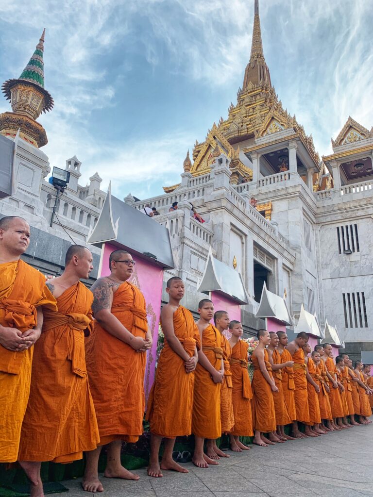 Jóvenes monjes afuera del Gran Buda de Oro