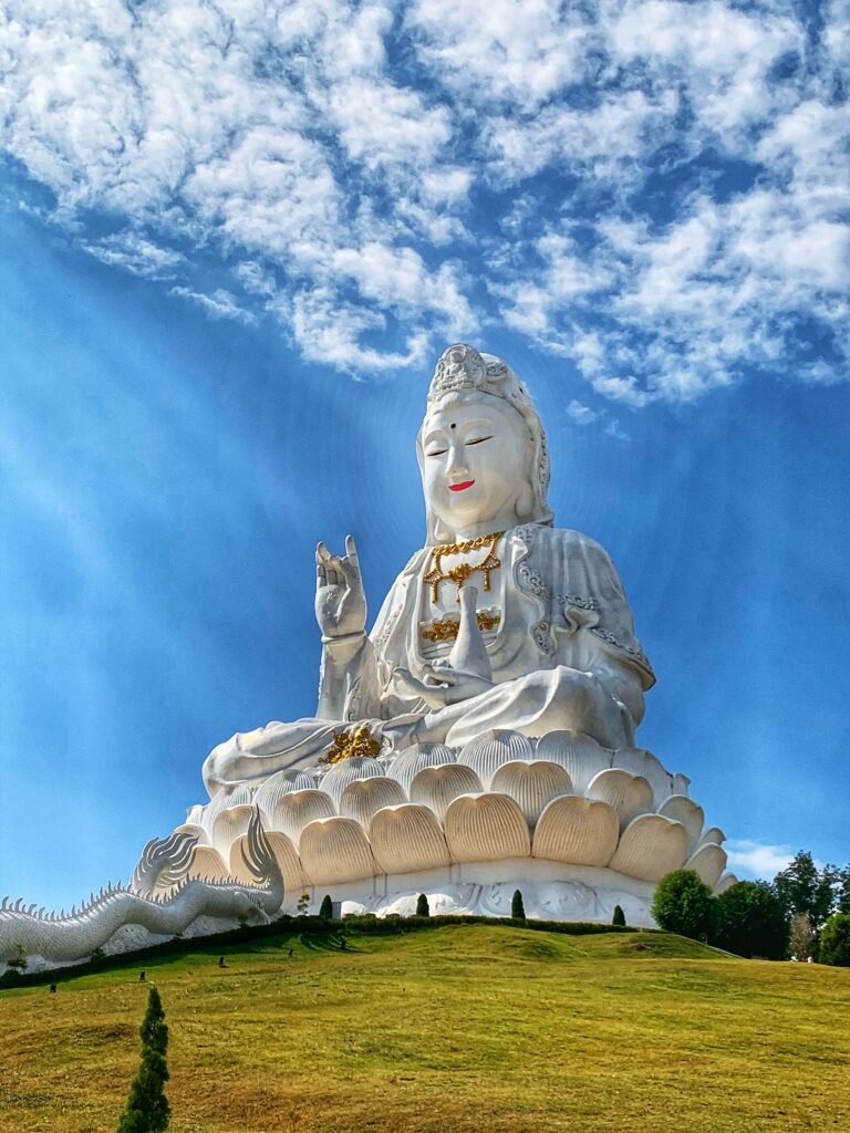 Kwan Yin Bendiciendo y rodeada de una aura mágica